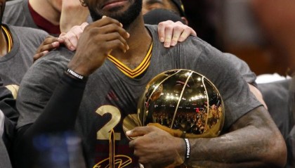 9年前今天：老詹钉板一哥&amp;amp;欧文绝命三分 骑士总决赛逆转勇士夺冠