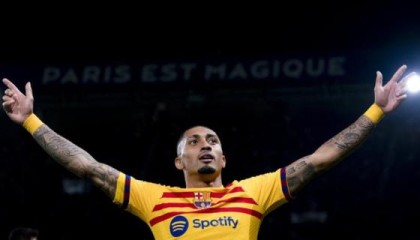 mk体育-左右开弓梅开二度，拉菲尼亚能带巴萨走得更远