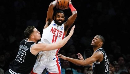 mk体育官方网站-【现场】沃恩与恩师重聚 篮网喜提新年开门红